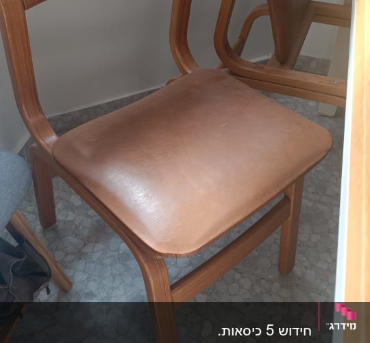 כיסא עץ עם מושב מרופד בעור חום
